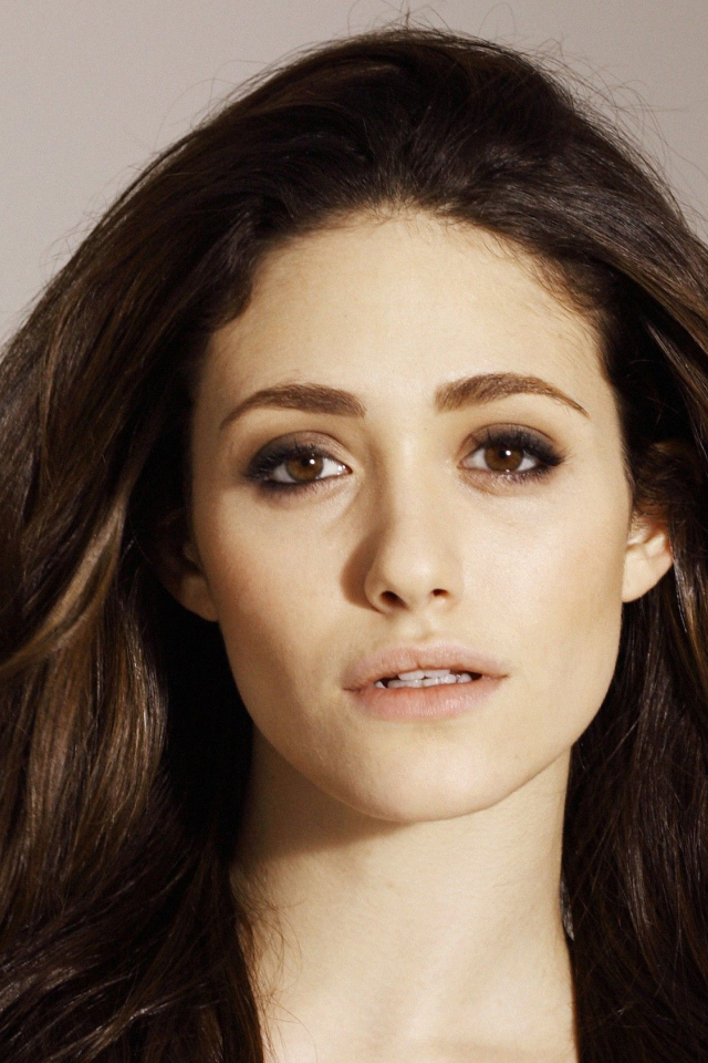 Кареглазая девушка брюнетка, актриса Эмми Россам