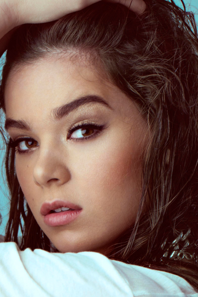 Кареглазая девушка актриса Хейли Стейнфилд