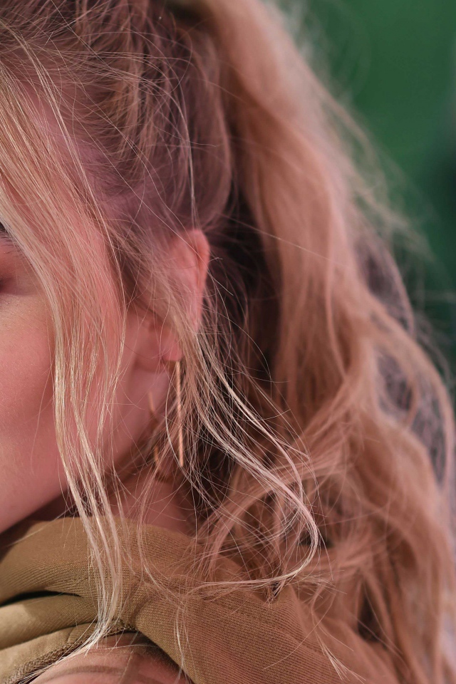 Милая голубоглазая блондинка, актриса Сабрина Карпентер