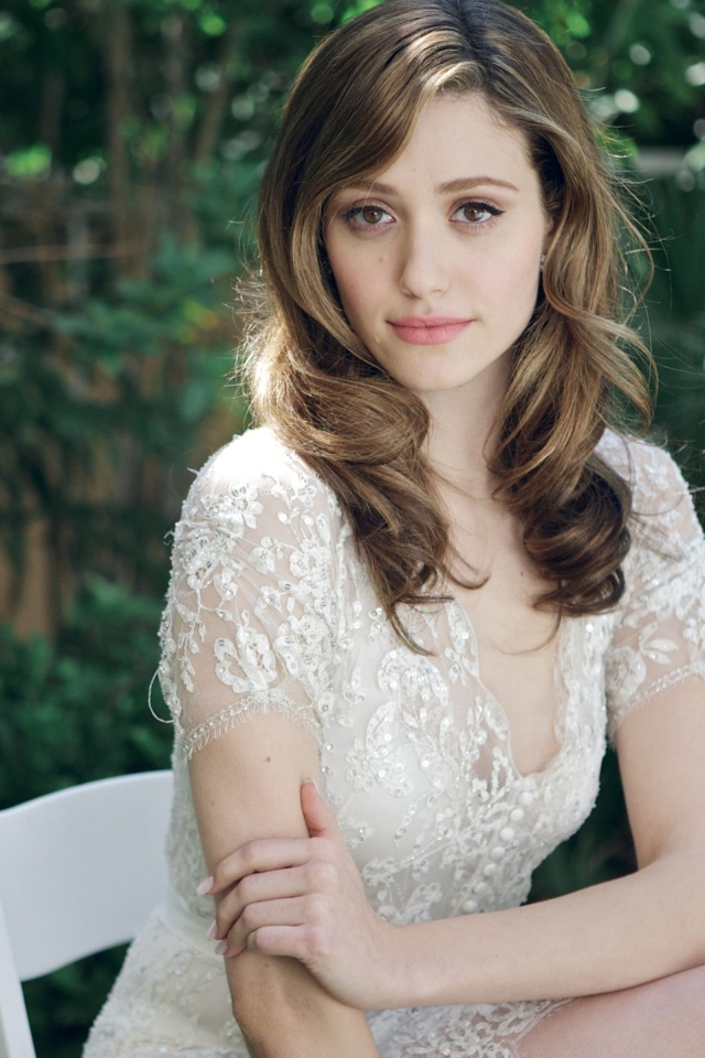 Нежная девушка актриса Эмми Россум с белом платье