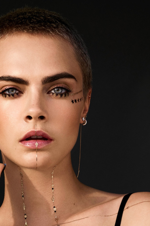 Эффектная Кара Делевинь с короткой стрижкой