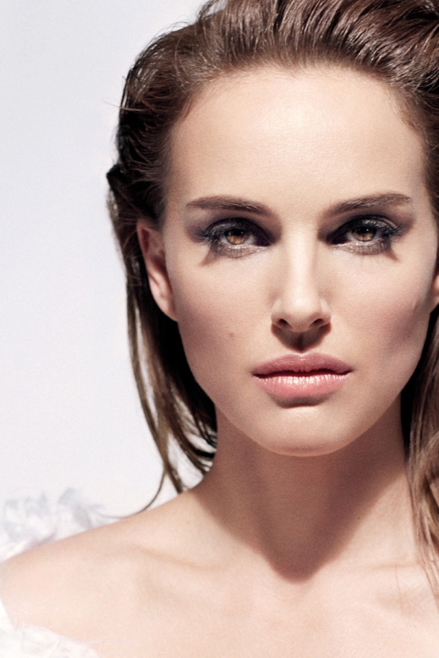 Эффектная актриса Натали Портман в белом