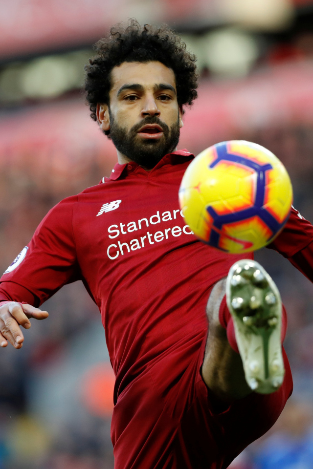 Египетский футболист Мохаммед Салах отбивает мяч