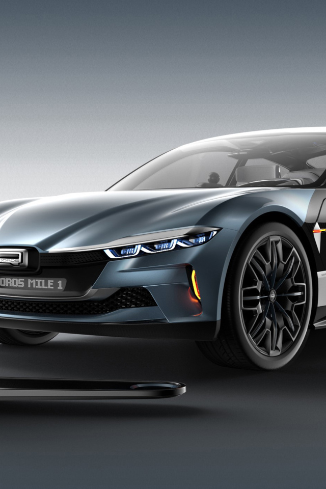 Электромобиль Qoros Mile 1 2018 на заправке