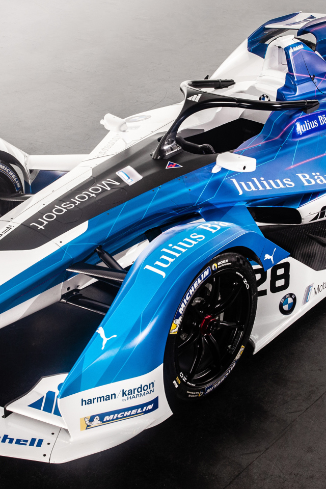 Электрический гоночный BMW IFE18 на сером фоне 