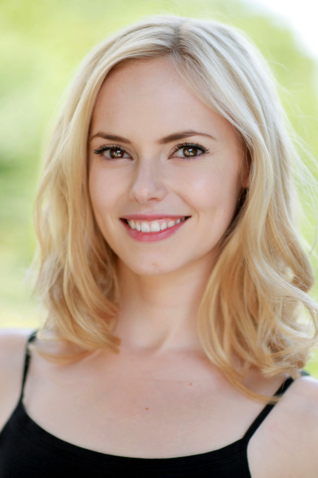 Английская актриса Ханна Тоинтон с очаровательной улыбкой