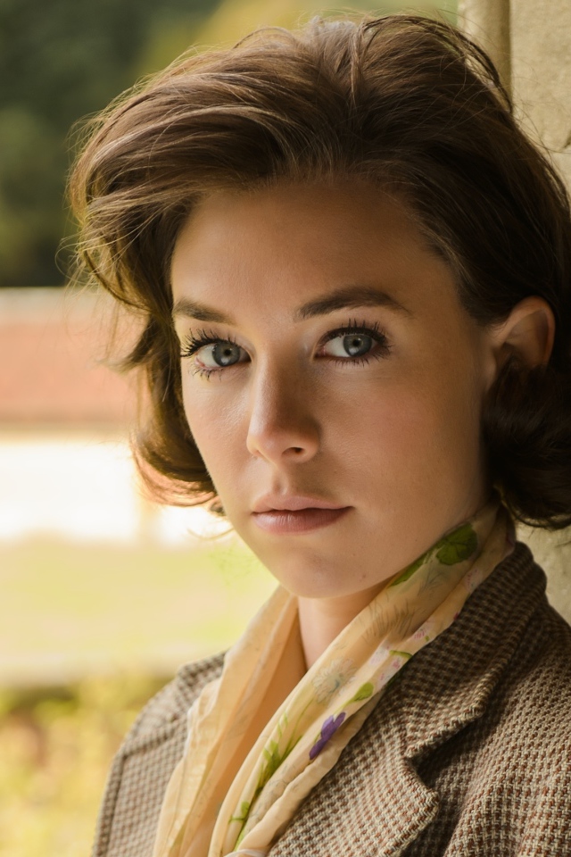 Английская актриса Ванесса Кирби стоит у стены