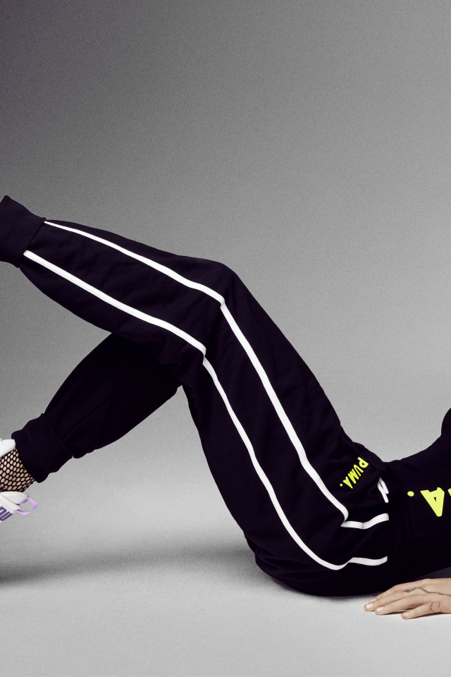 Английская модель, актриса Кара Делевинь в спортивном костюме