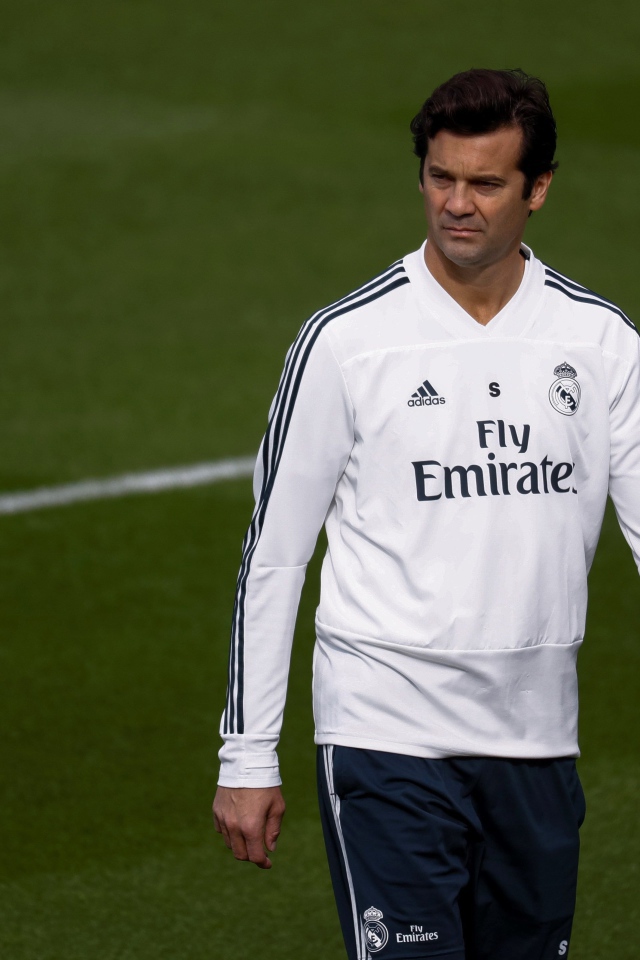 Футбольный тренер Сантьяго Солари на футбольном поле