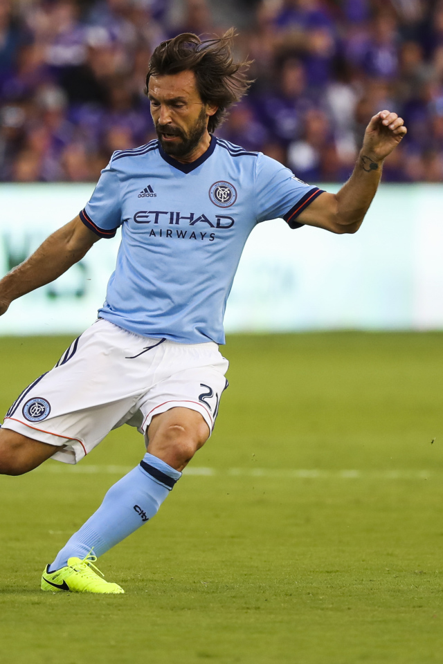 Футболист Андреа Пирло на поле с мячом