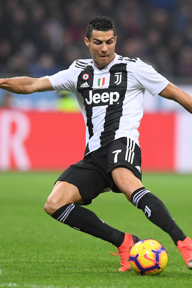 Футболист Криштиану Роналду отбирает мяч на футбольном поле 