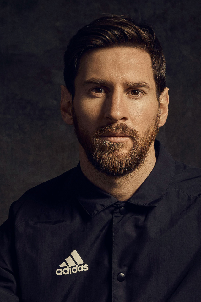 Футболист Лионель Месси в черной рубашке с бородой
