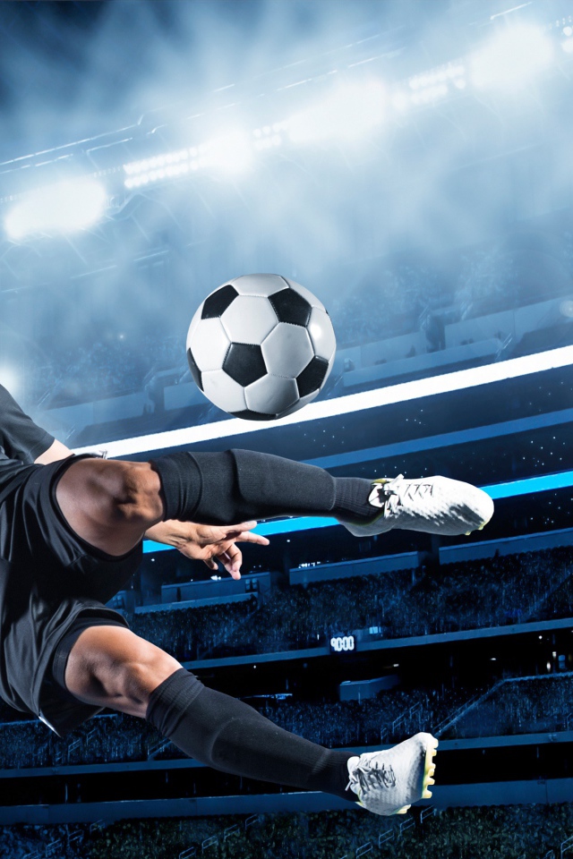 Футболист отбивает мяч в воротах