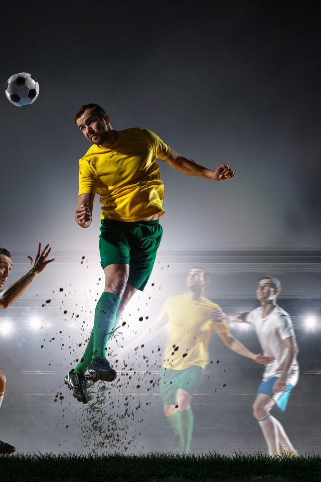 Футболист отбивает мяч на поле во время игры
