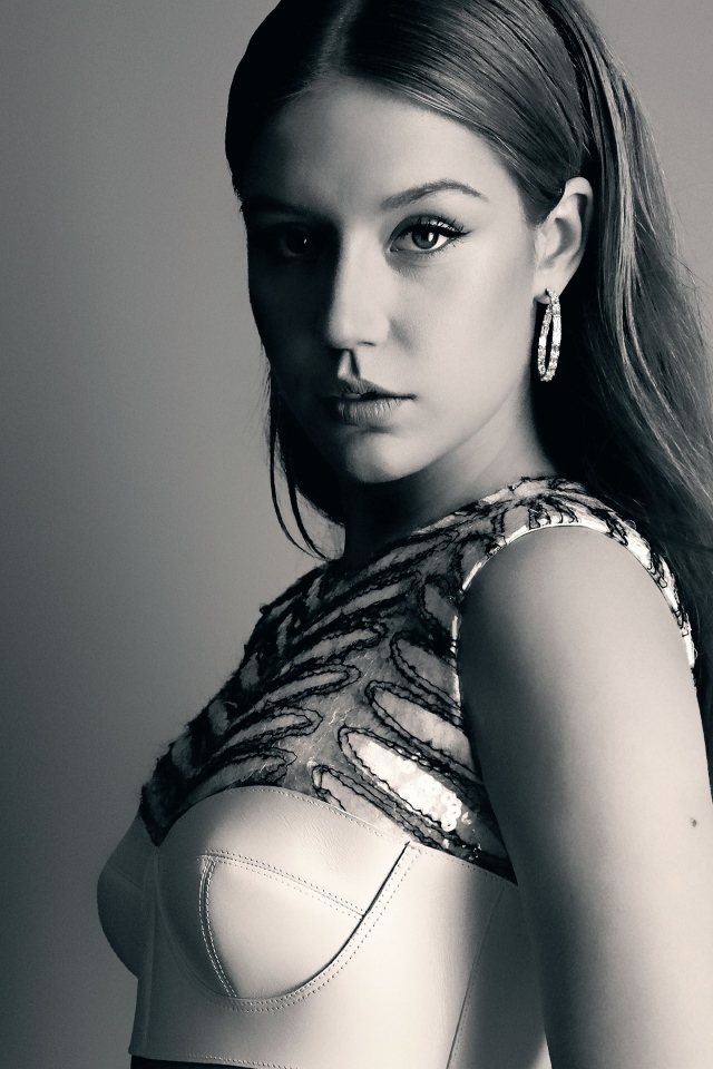 Французская актриса Адель Экзаркопулос на сером фоне 