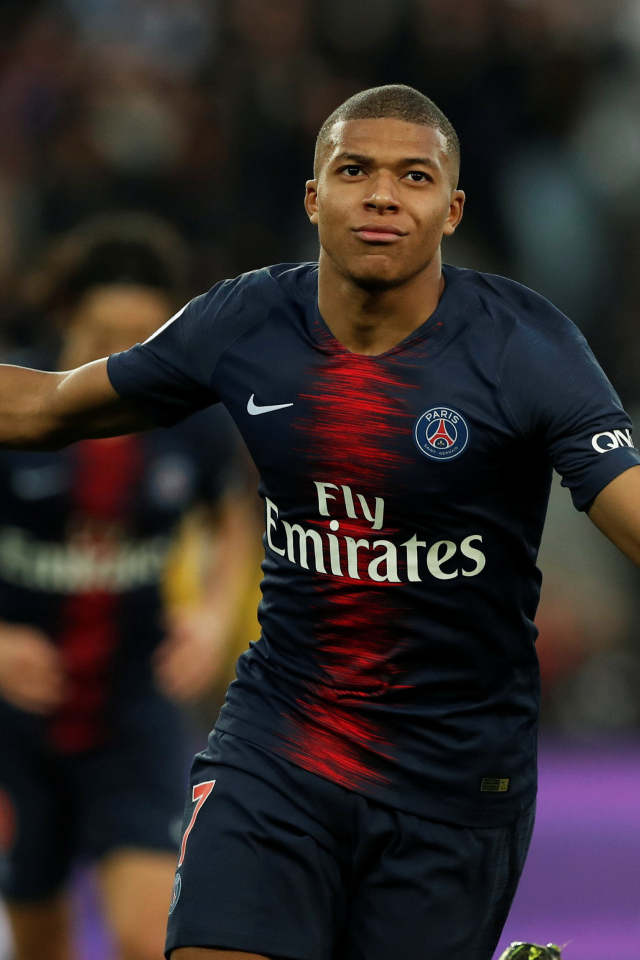 Французский футболист Килиан Мбаппе бежит по полю