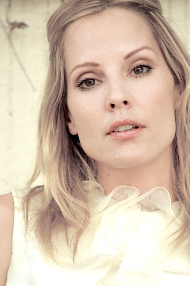 Нежная актриса Эмма Колфилд