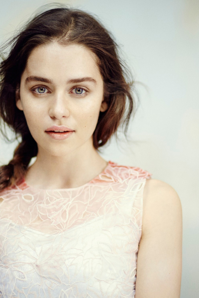 Нежная девушка, популярная актриса Эмилия Кларк