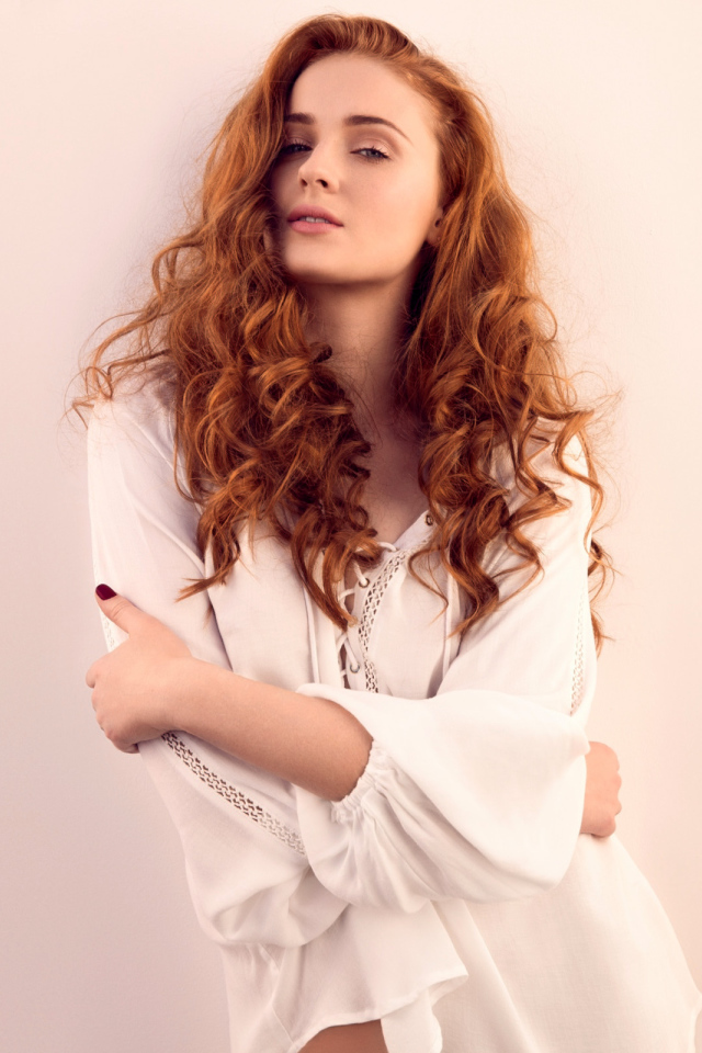 Нежная рыжеволосая актриса Софи Тёрнер в белом наряде