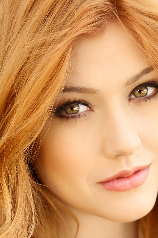 Нежная рыжеволосая девушка актриса Кэтрин Макнамара