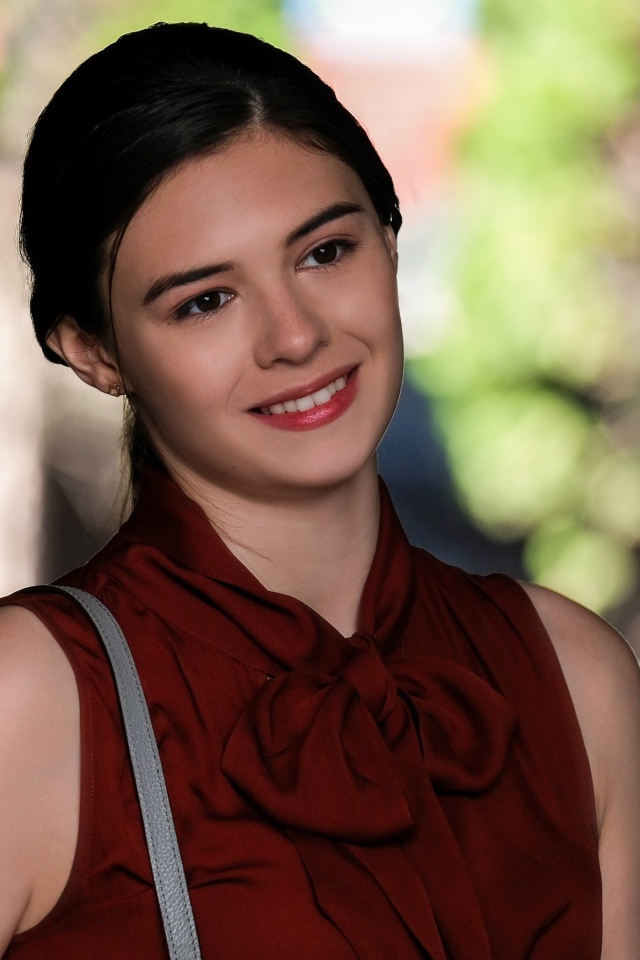 Нежная улыбающаяся девушка в красном, актриса Николь Мейнс