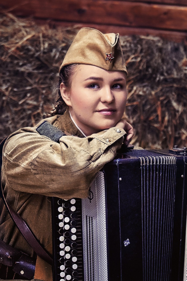 Девушка солдатка в гимнастерке с баяном,  ретро 