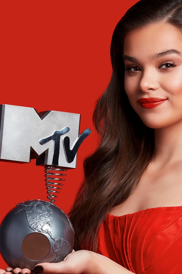 Хейли Стейнфилд с премией MTV на красном фоне