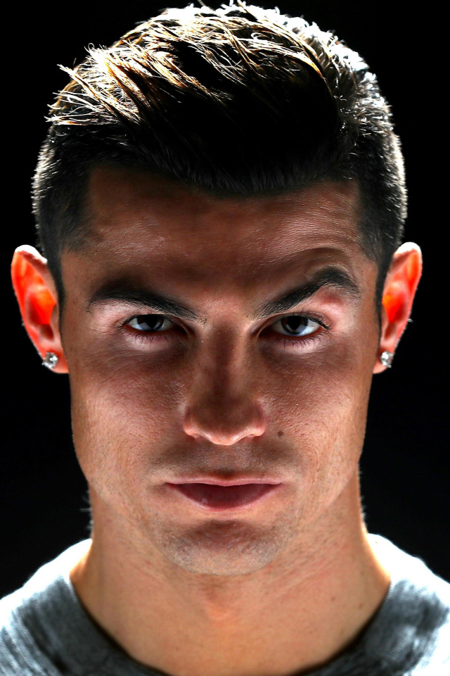 Красивый футболист Криштиану Роналду фото на черном фоне