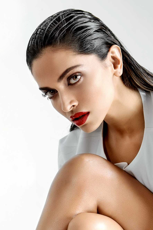 Индийская актриса Дипика Падуконе на сером фоне