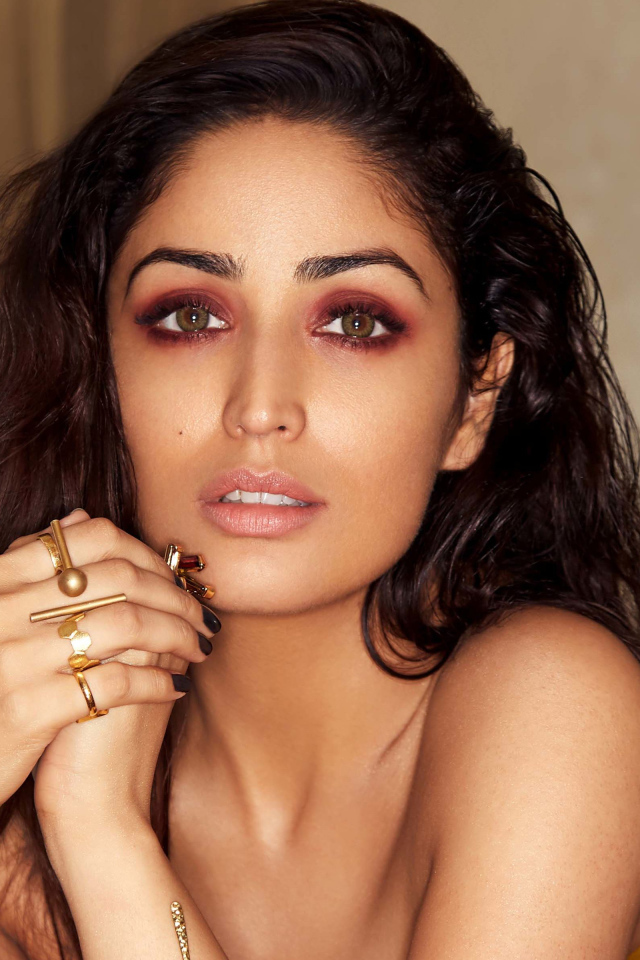 Индийская актриса Ями Гаутам с кольцами на руках