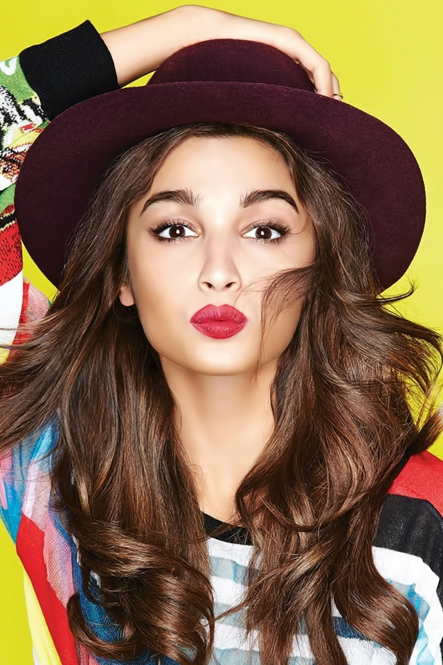 Индийская актриса Алиа Бхатт на желтом фоне