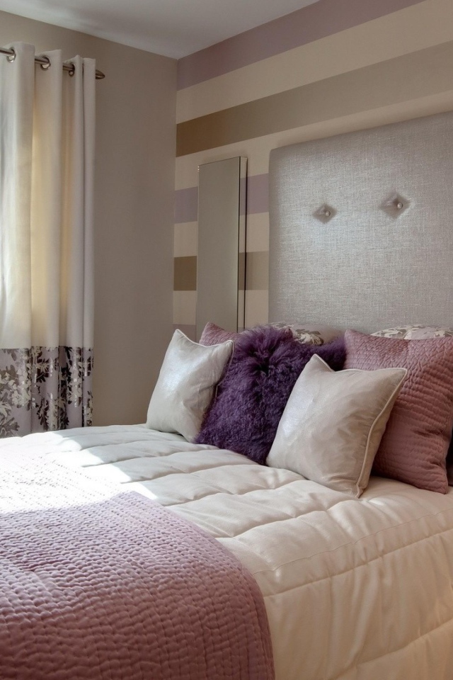 Большая кровать с подушками в спальне 