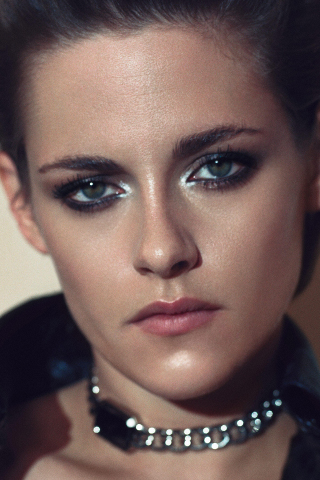 Кристен Стюарт в черной кожаной куртке