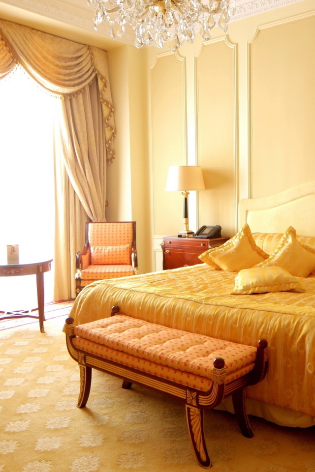 Большая спальная комната с кроватью в пастельных тонах 