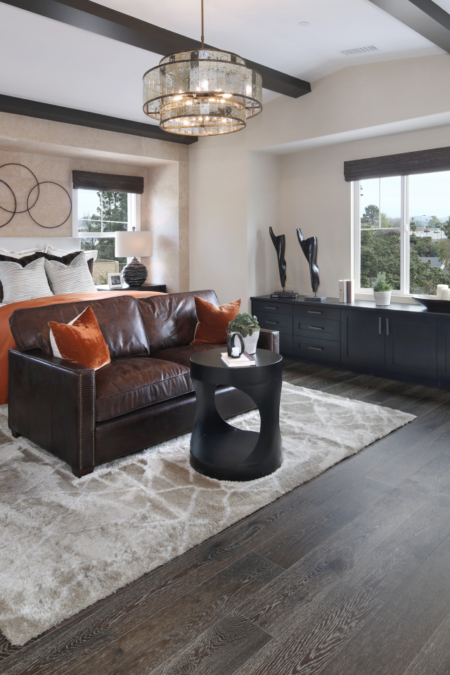 Большая спальная комната с кожаным диваном