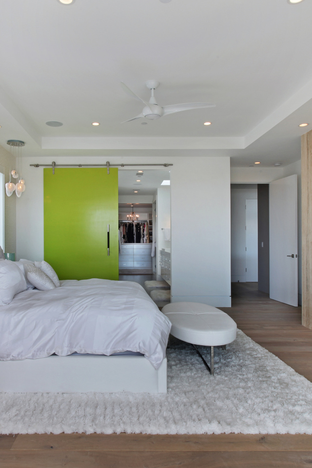 Большая светлая спальная комната с камином