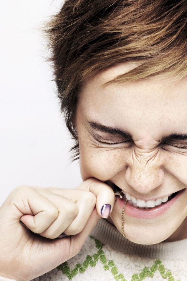 Смеющаяся актриса Эмма Уотсон с короткой стрижкой