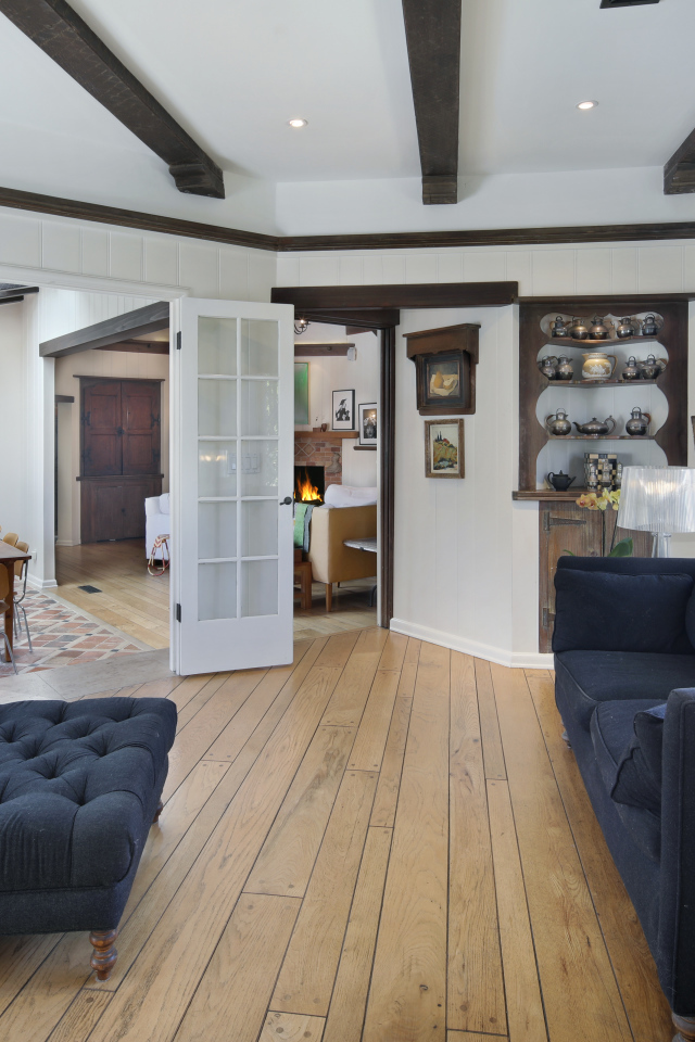 Гостиная комната с большим черным диваном