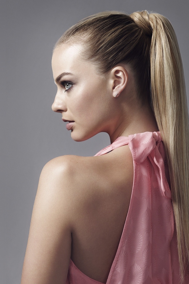 Длинноволосая блондинка актриса Марго Робби фото на сером фоне