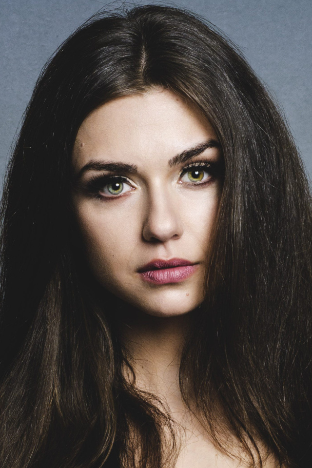 Длинноволосая зеленоглазая брюнетка, актриса Виктория Конфал