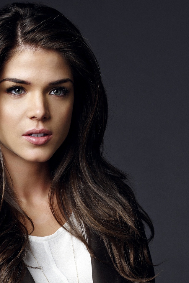 Длинноволосая брюнетка актриса Мария Авгеропулос