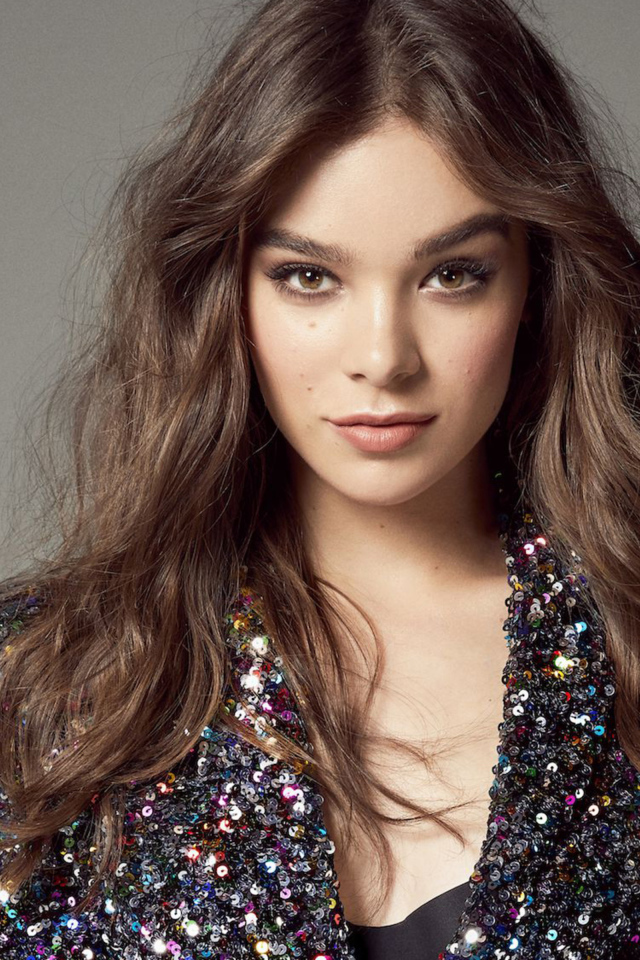 Длинноволосая девушка, актриса Хейли Стейнфилд