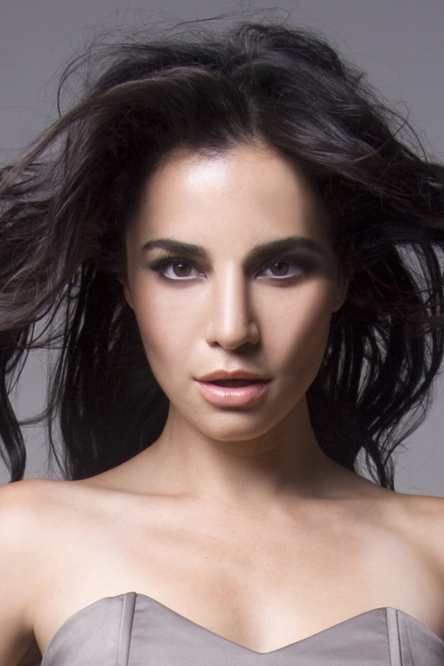 Мексиканская актриса Марта Игареда на сером фоне