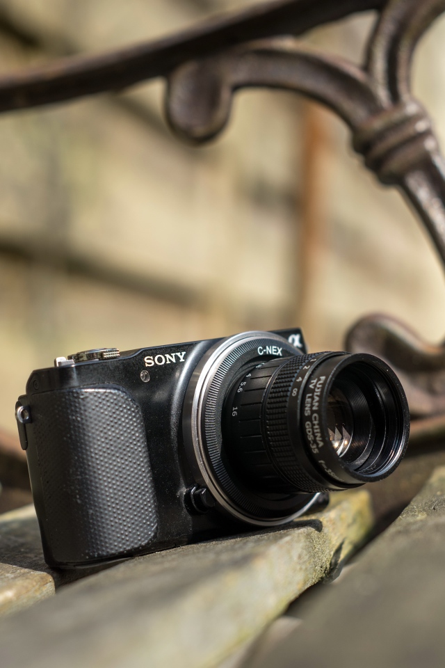 Старый фотоаппарат SONY на деревянной лавке