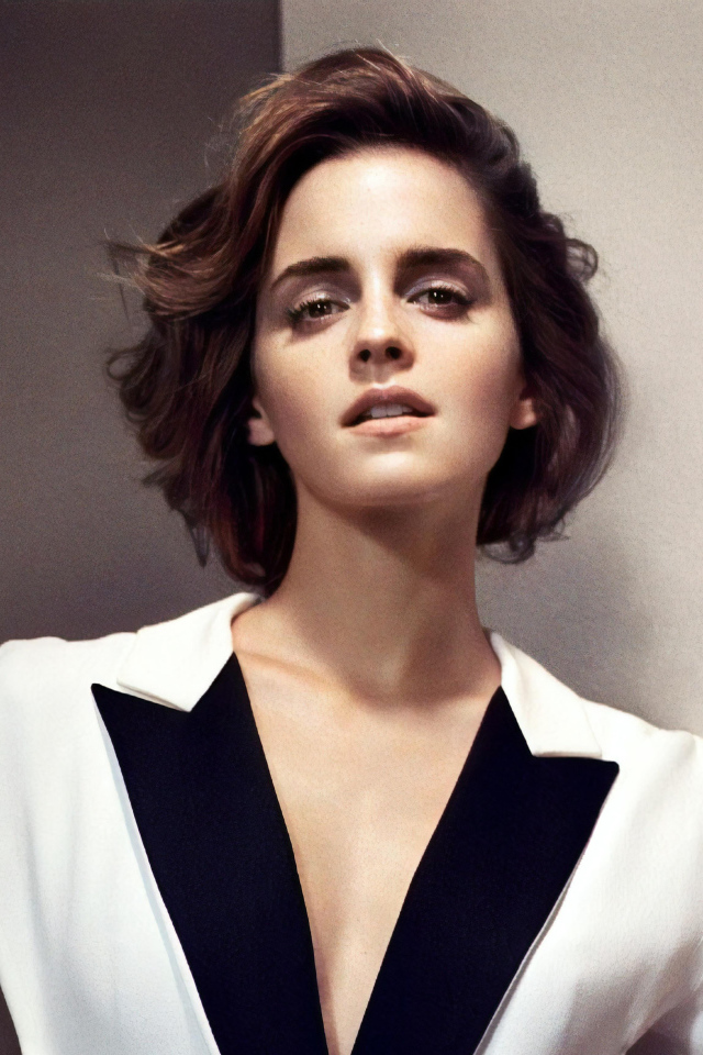 Популярная актриса Эмма Уотсон в пиджаке