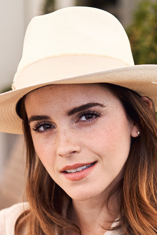 Популярная актриса Эмма Уотсон в белой шляпе