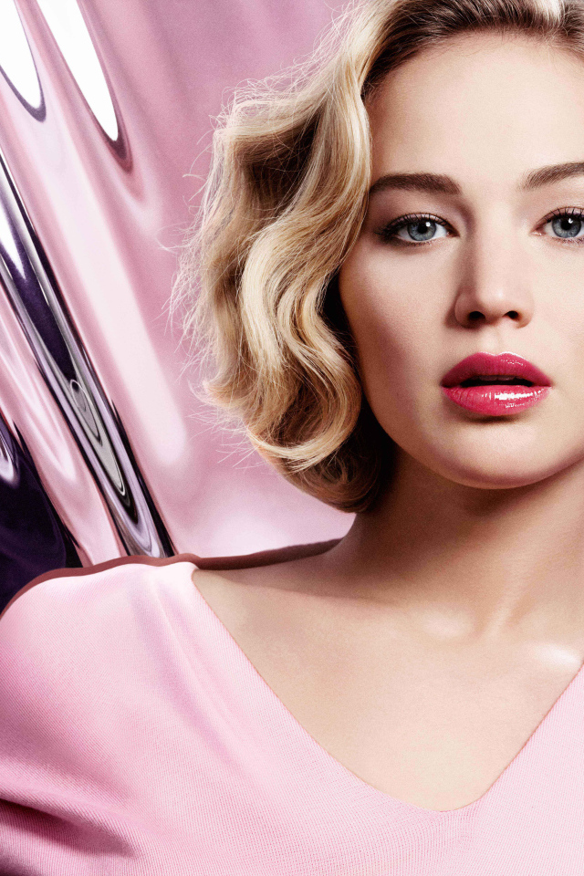 Популярная актриса Дженнифер Лоуренс с блеском для губ в руках