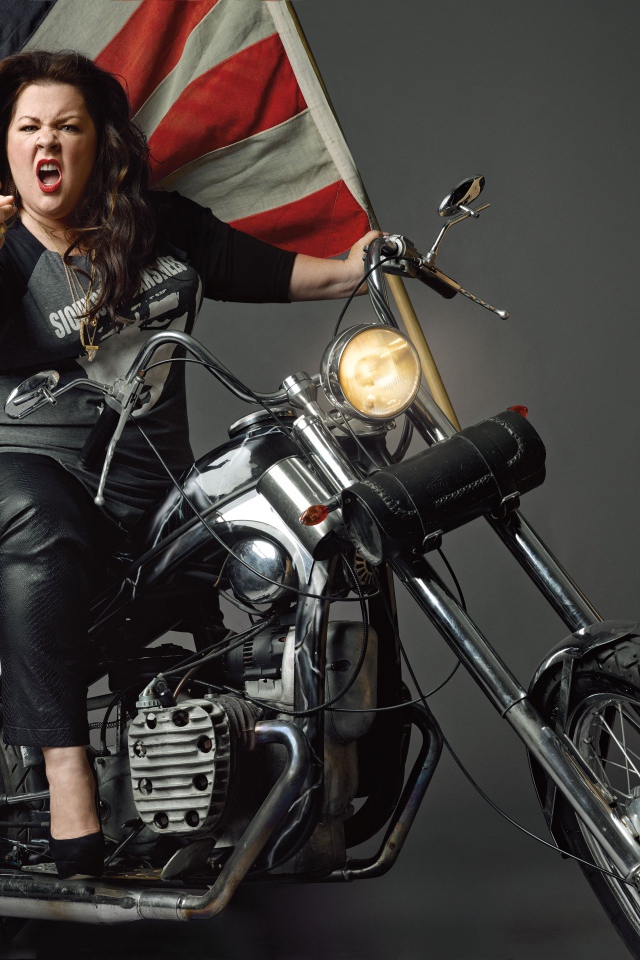 Популярная актриса Мелисса Маккарти на мотоцикле с флагом