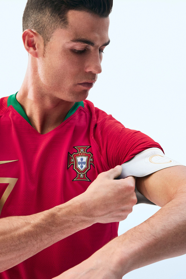 Популярный футболист Криштиану Роналду поправляет форму