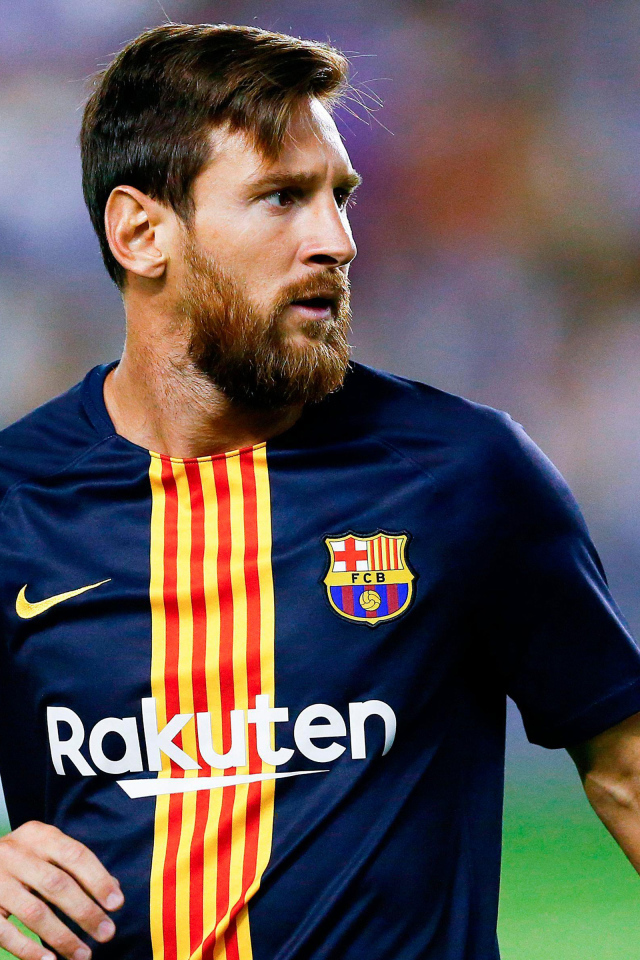 Популярный футболист Лионель Месси с бородой на футбольном поле